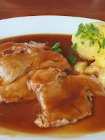 Schweinebraten Mit Kartoffelknödel Und Salat