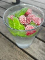 Wasser Mit Kohlensäure Basilikum Und Himbeeren